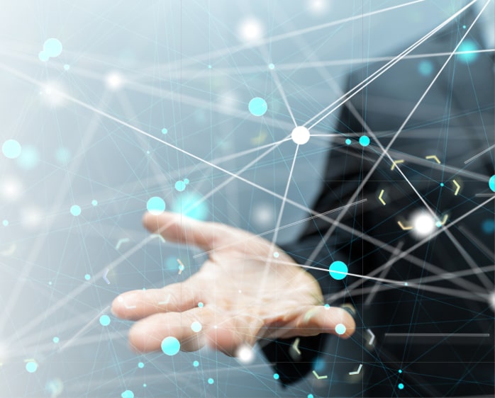 ネットワークをイメージした空間に手を伸ばすビジネスマン