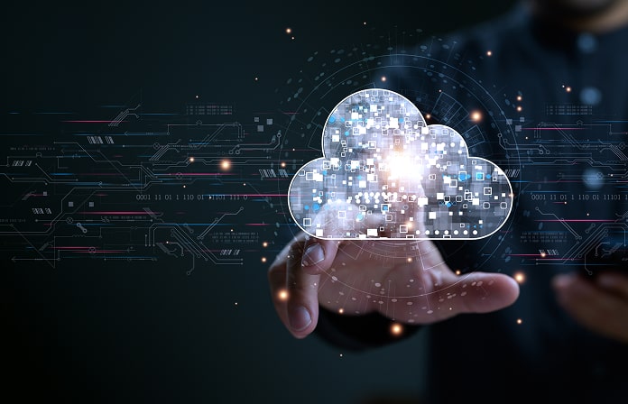 手の上に浮かぶクラウドのアイコンとデジタルデータ