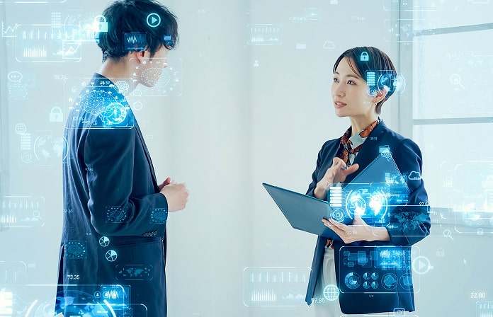 デジタルデータを活用して対話するビジネスパーソン